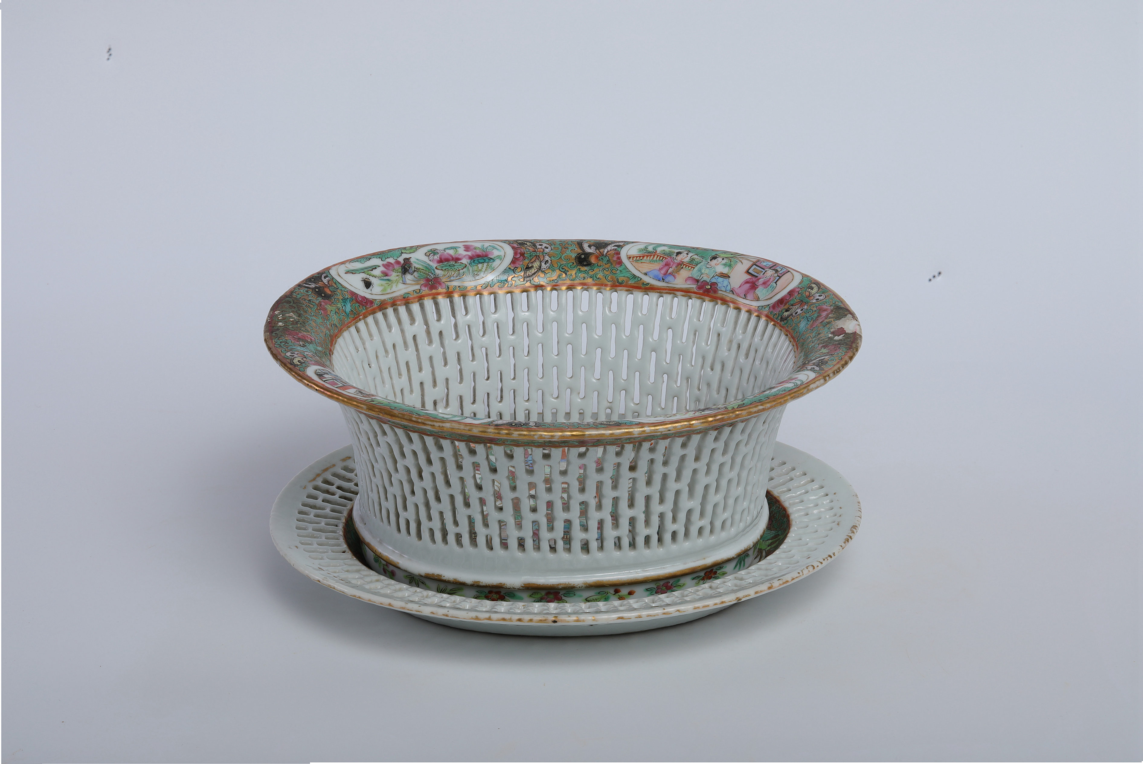 332-廣彩描金鏤空開光人物紋果籃（帶托）1.jpg