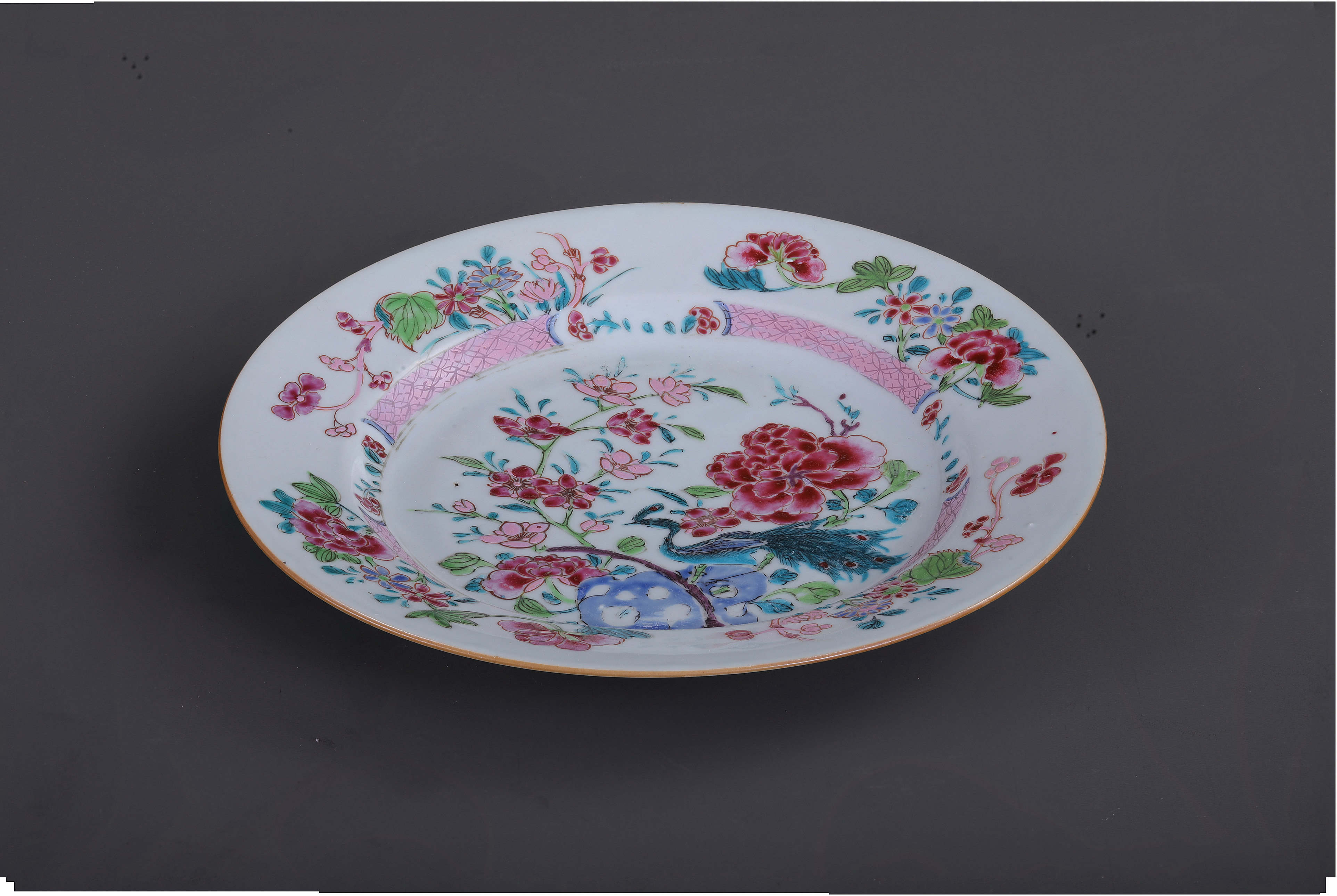334-粉彩孔雀牡丹圖瓷盤1.jpg