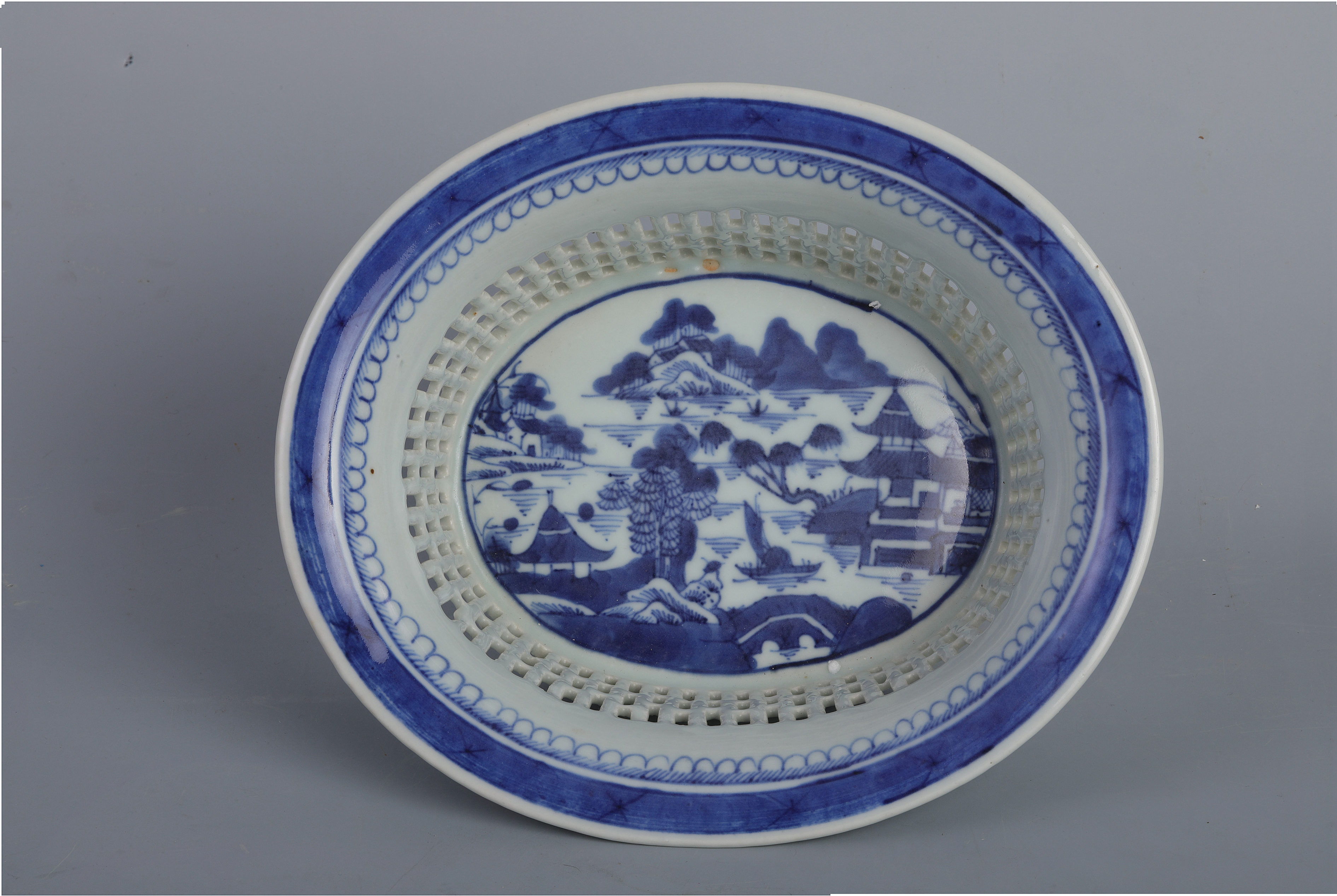 2021-12-31-64青花山水紋鏤空果盤1.jpg