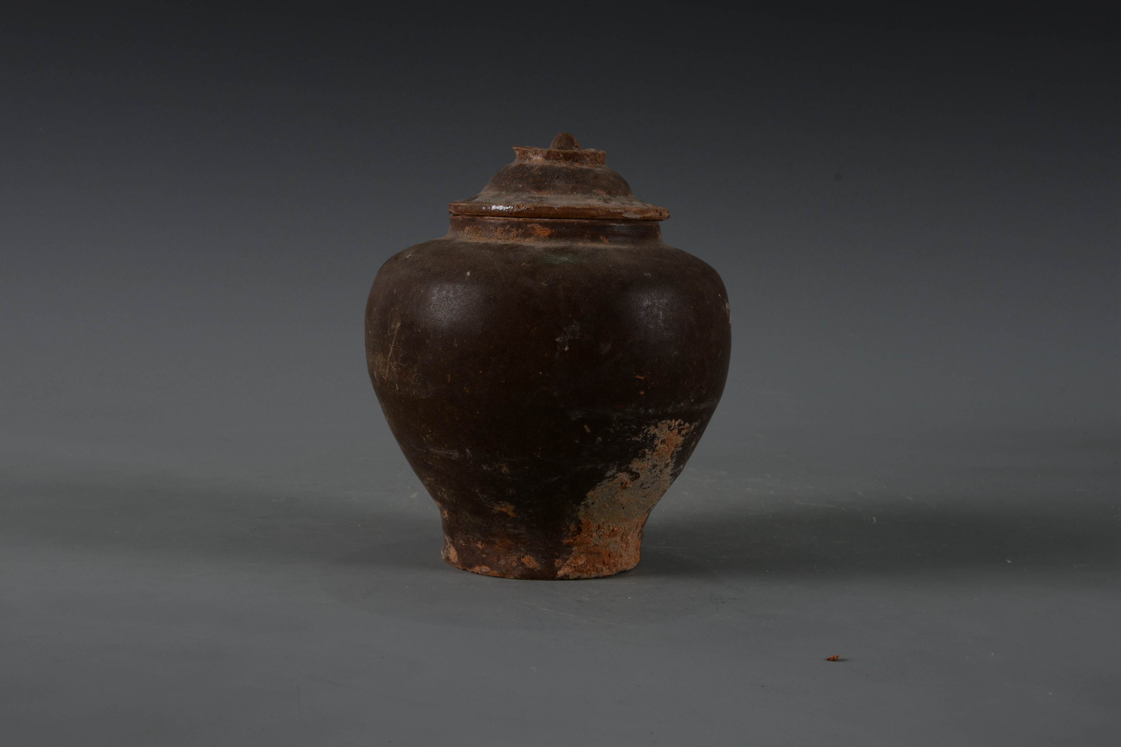 明黑釉帶蓋陶罐