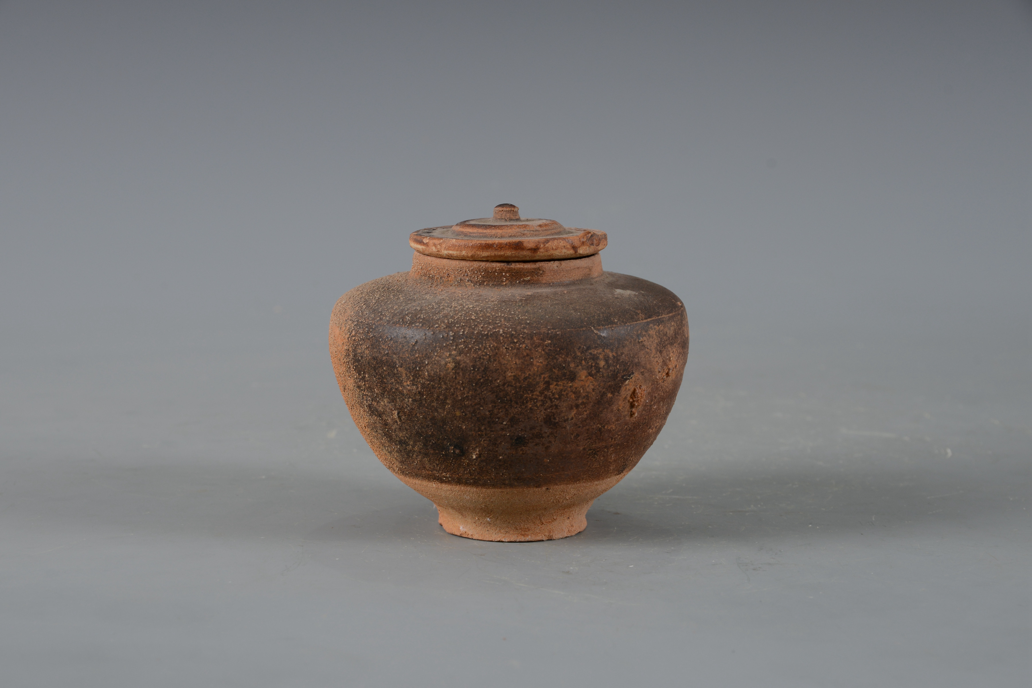 明褐釉陶罐（帶蓋）