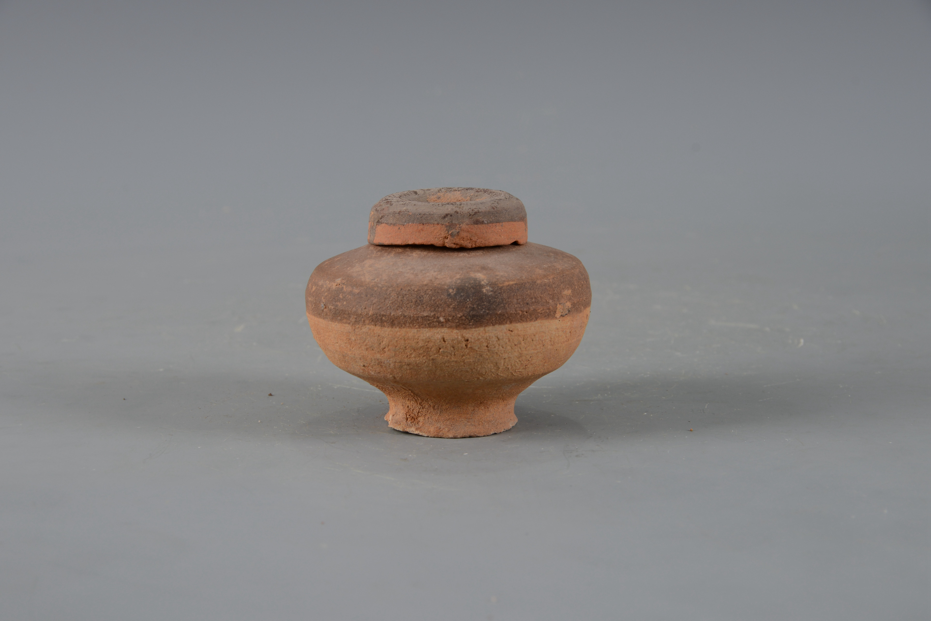 明褐釉陶罐（帶蓋）