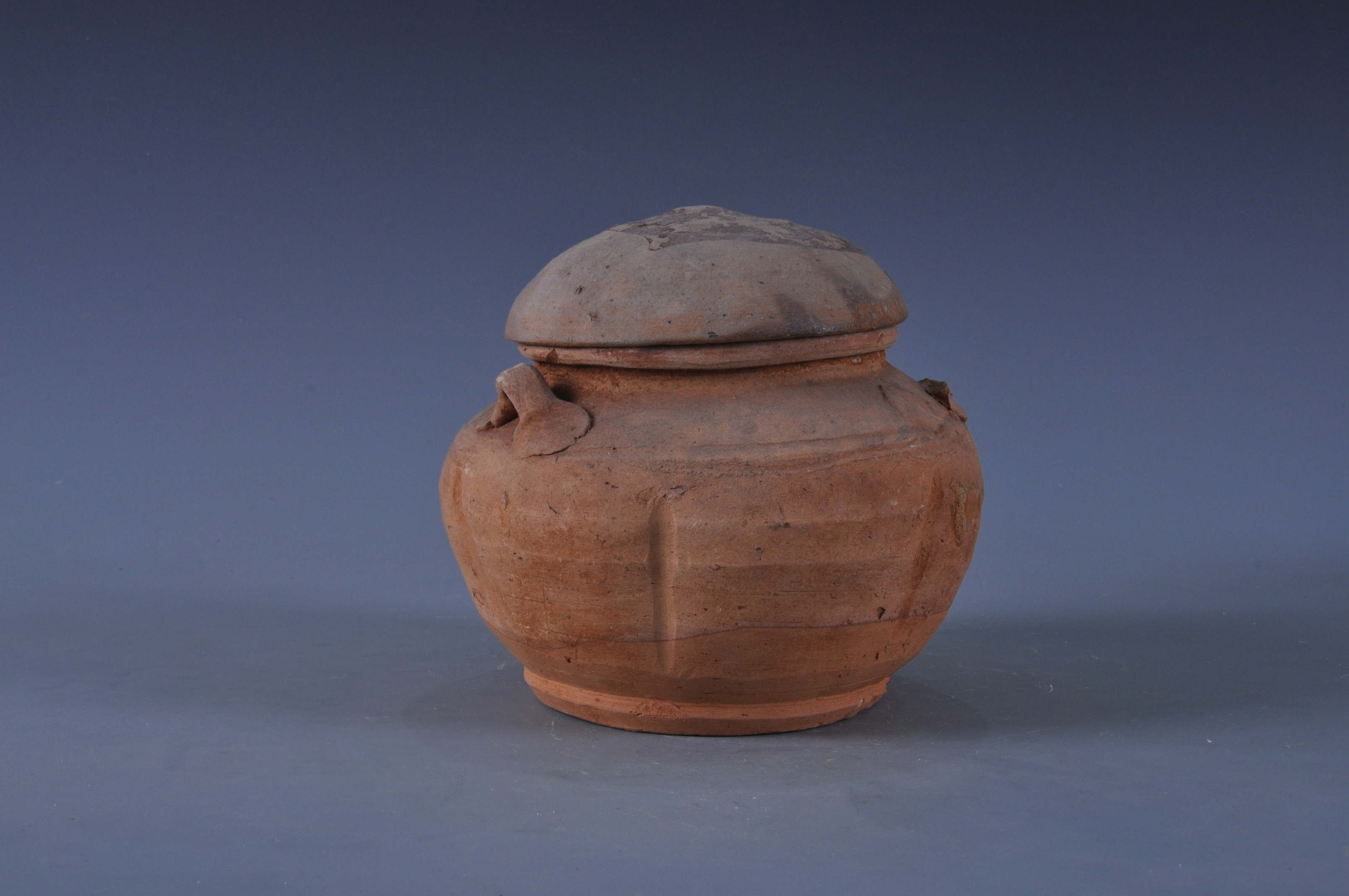 宋褐釉瓜棱形四系帶蓋陶罐