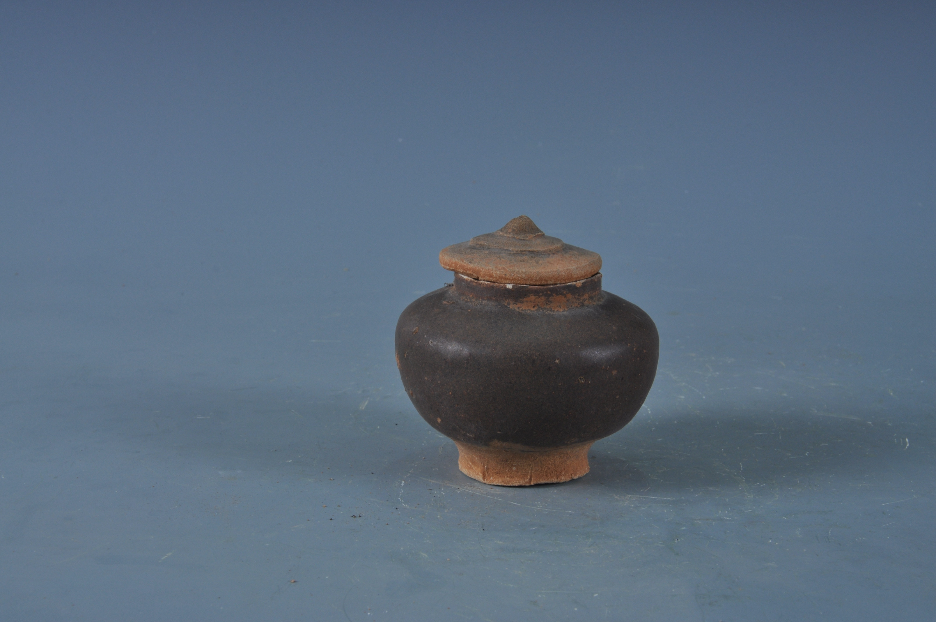 明褐釉帶蓋陶罐