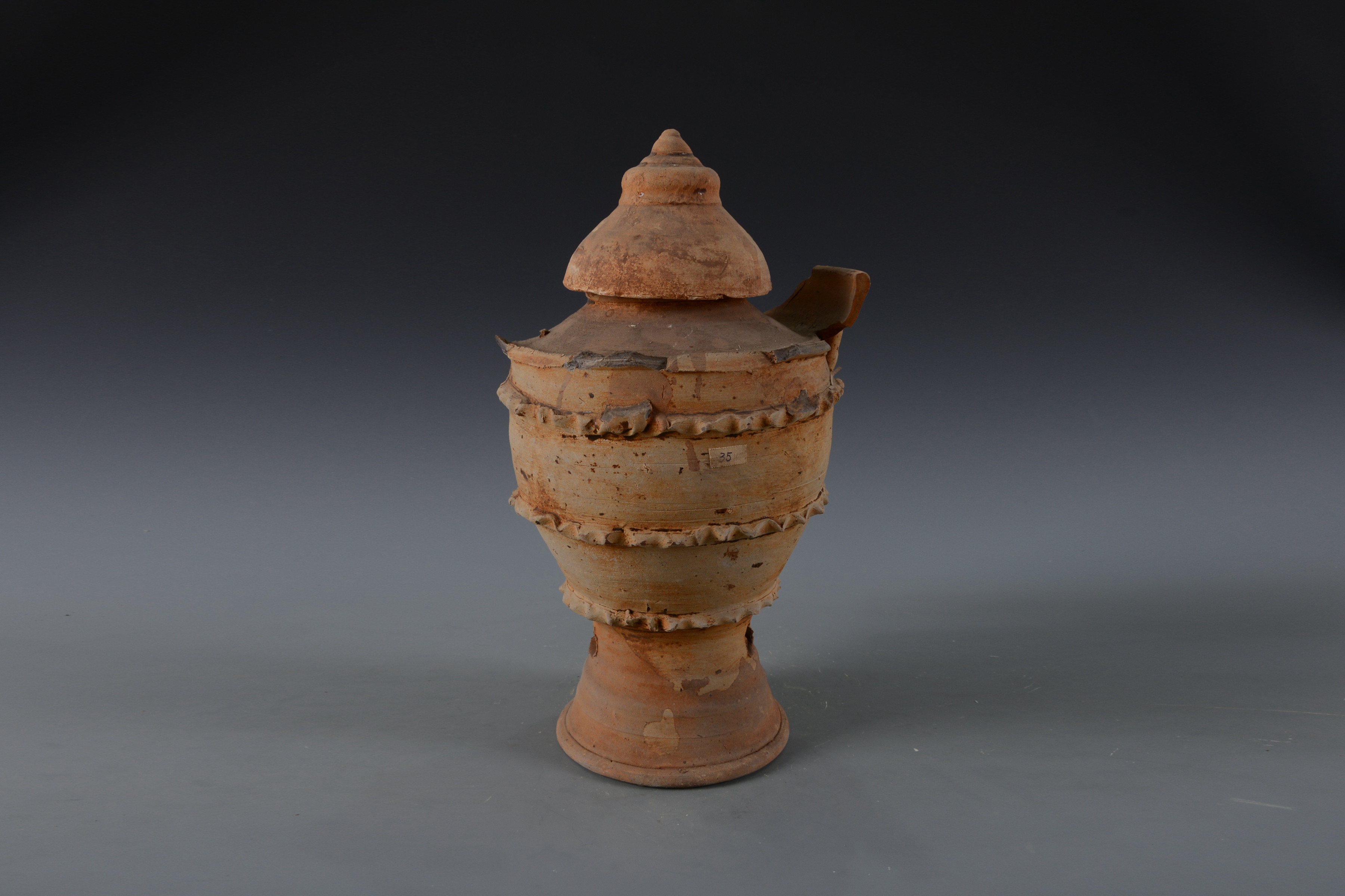 宋褐釉貼塑波浪紋高足帶蓋陶罈