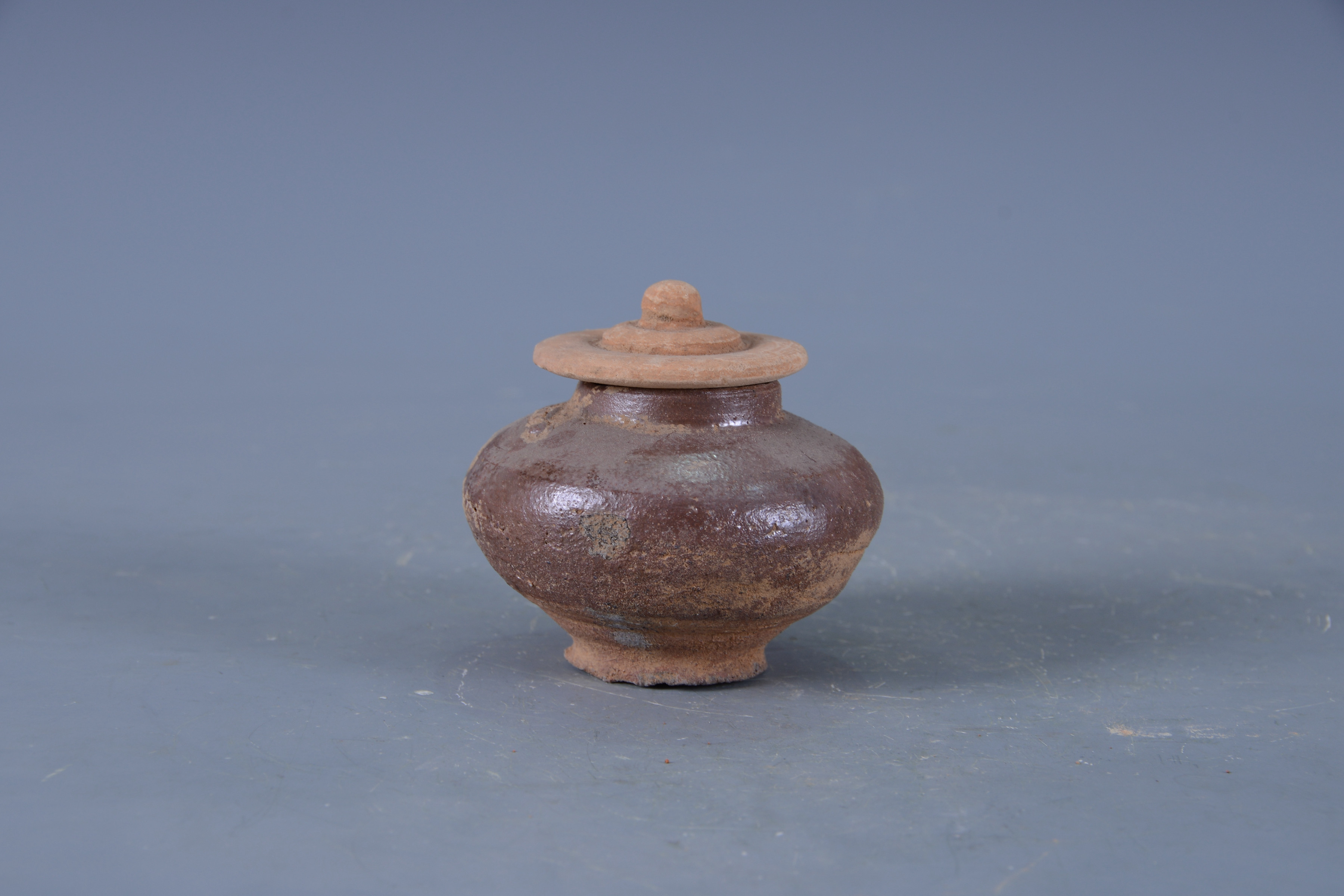 明褐釉帶蓋陶罐