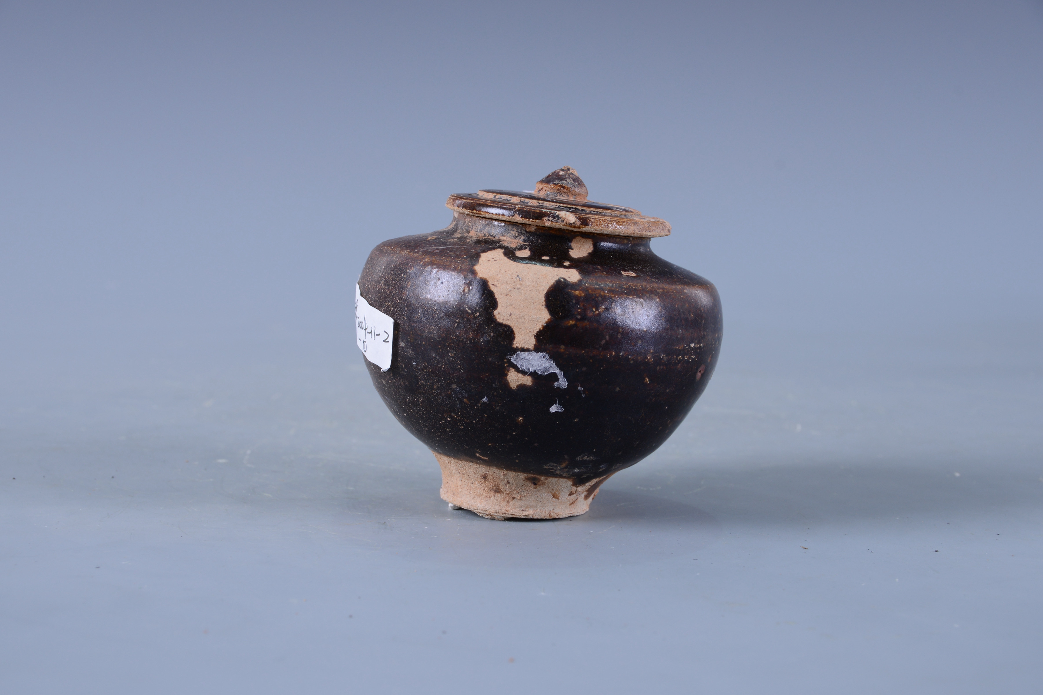 明黑釉帶蓋陶罐