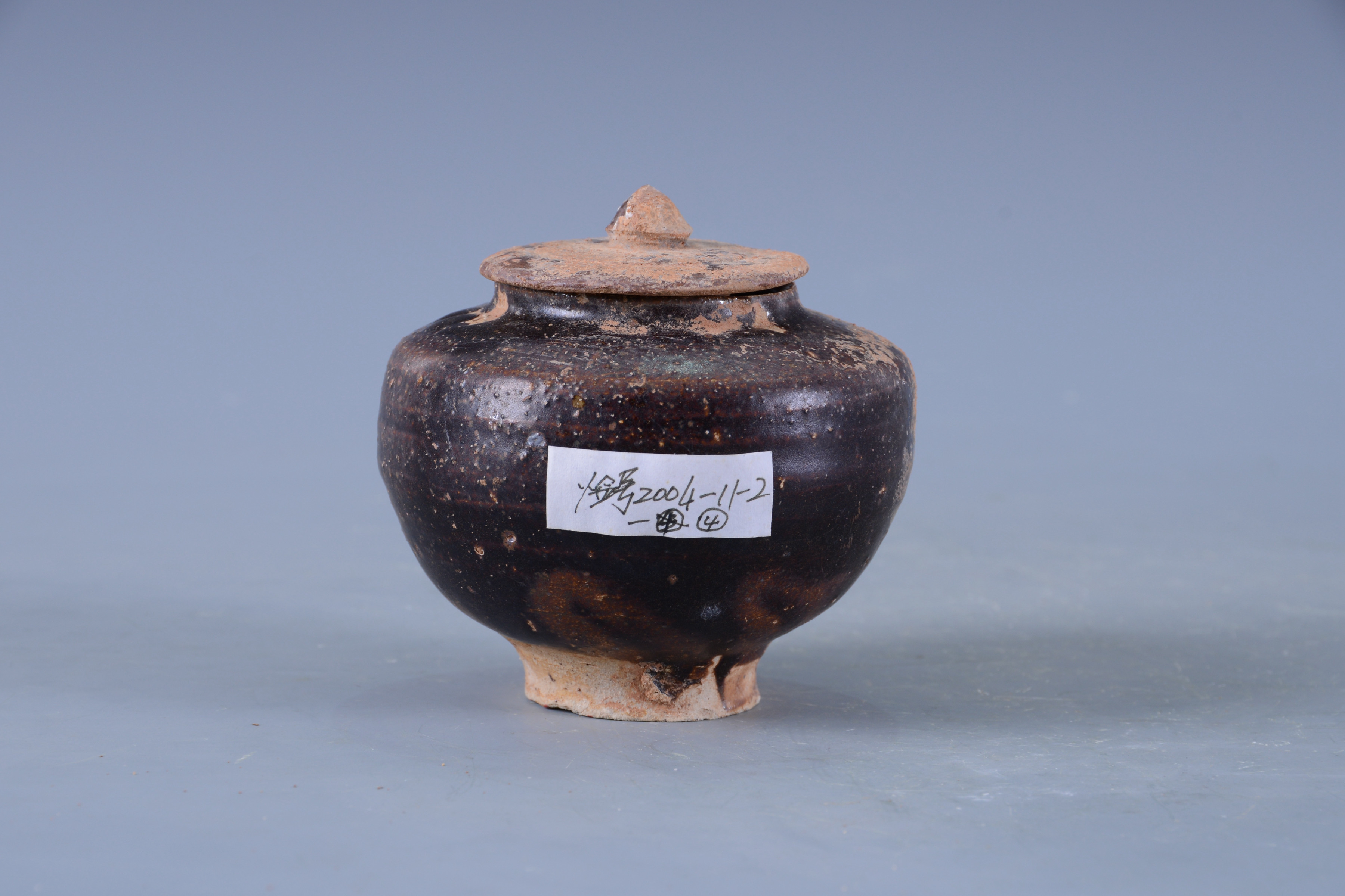 明褐釉帶蓋陶罐