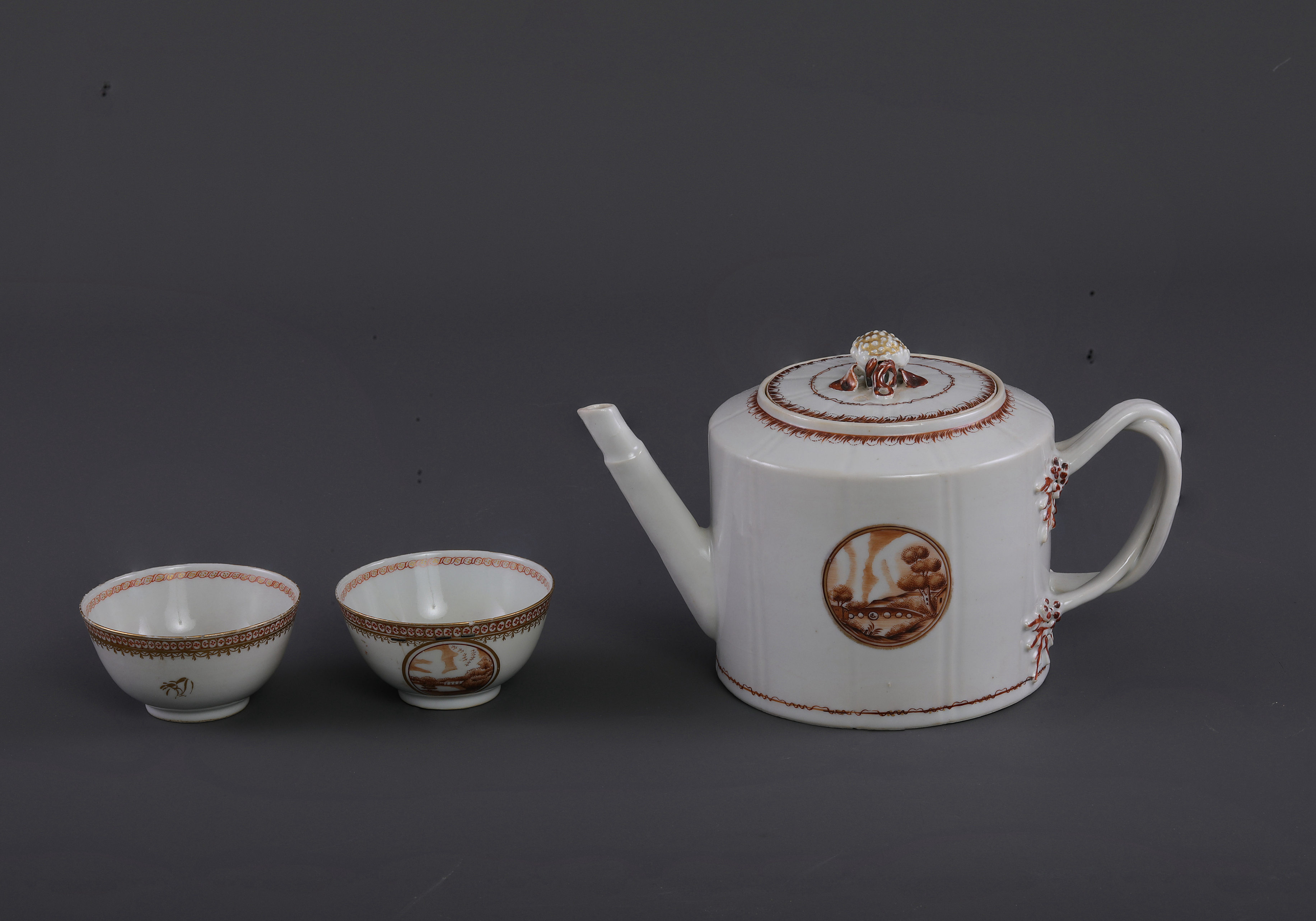 清嘉慶廣彩風(fēng)景圖執(zhí)壺、杯