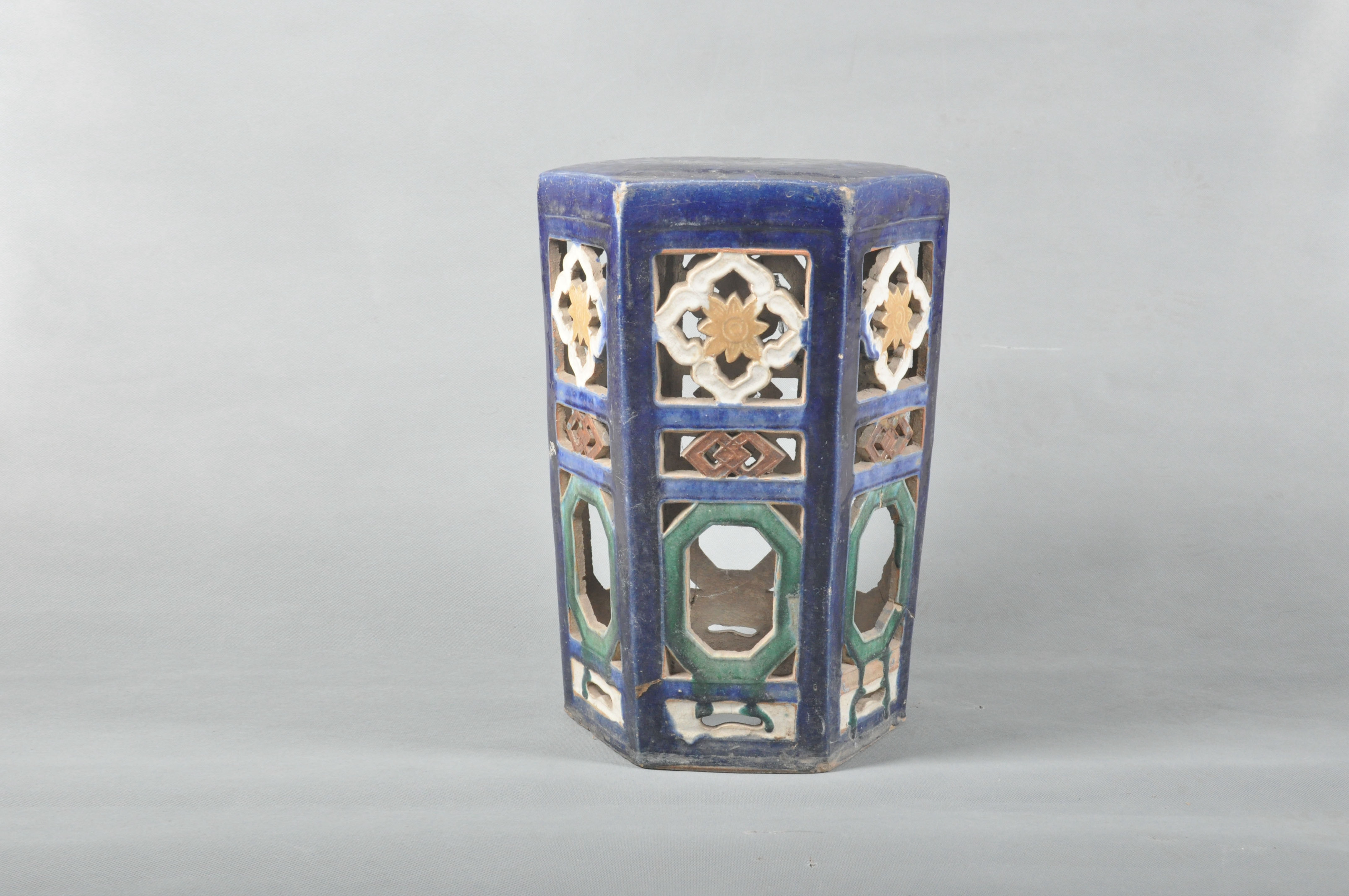 清石灣窯五彩鏤空六邊形坐墩