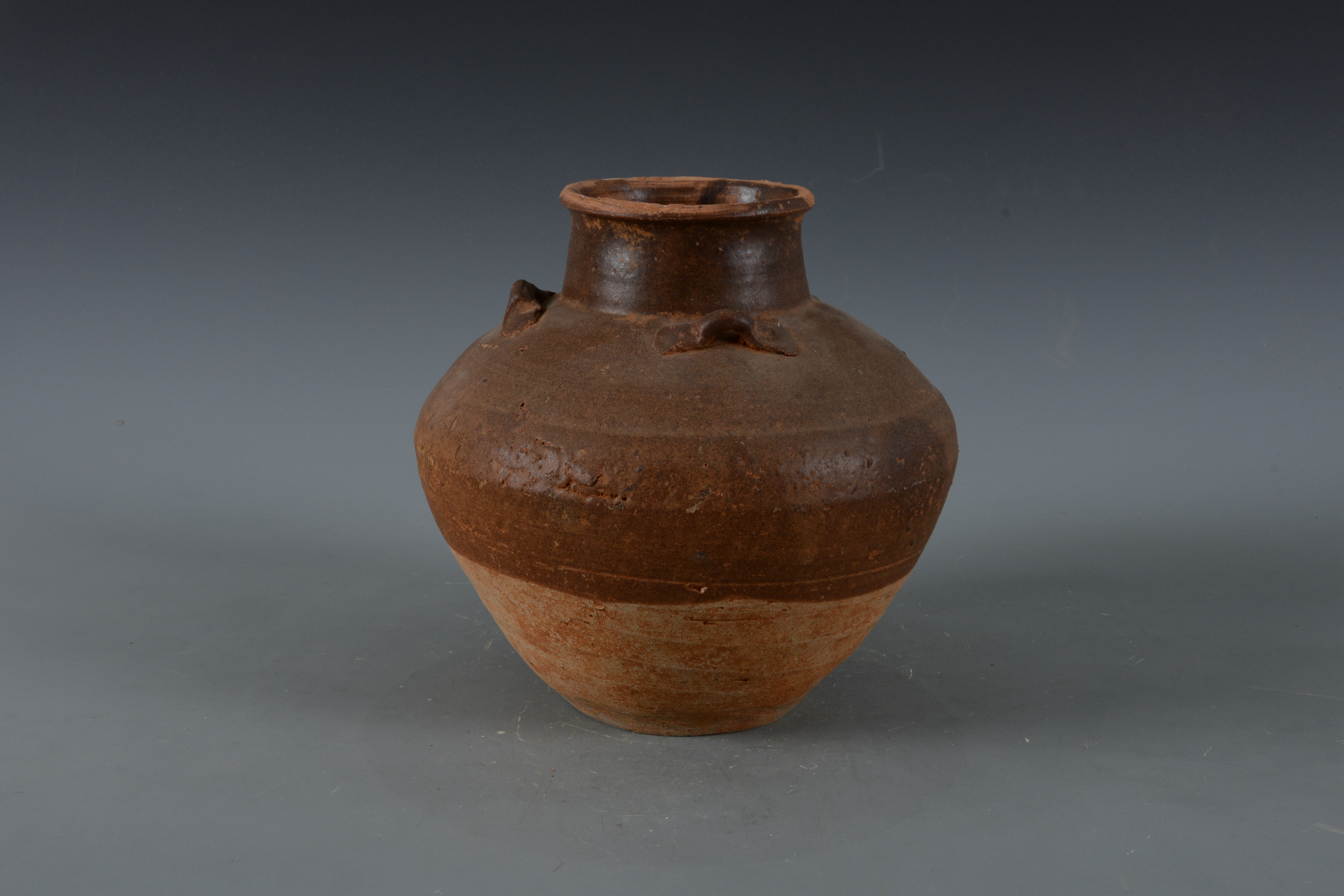 明褐釉三系直頸陶罐