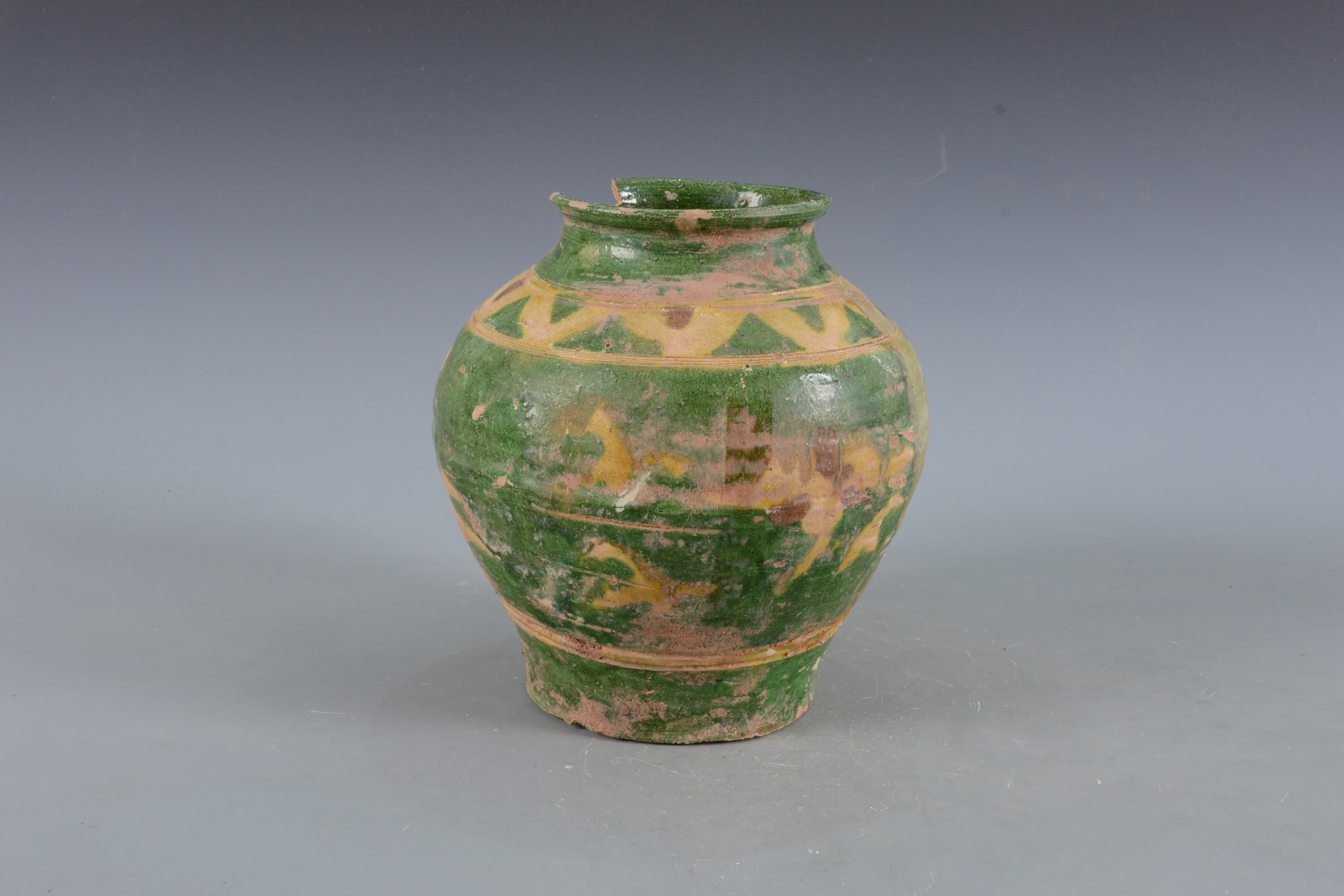 明素三彩花卉紋陶罐