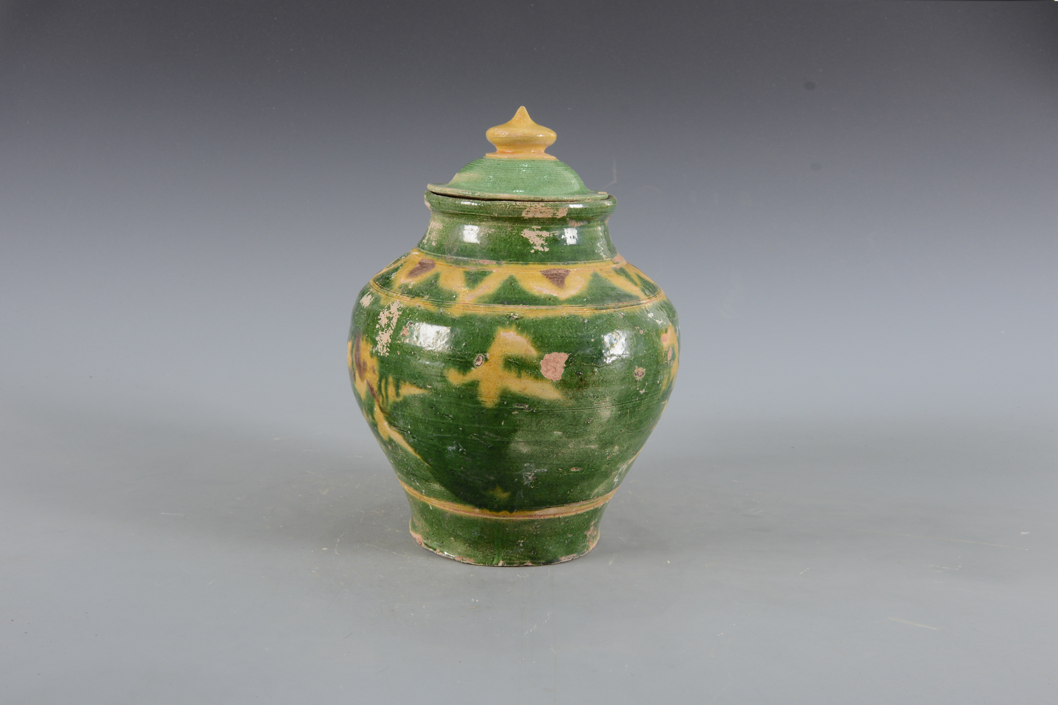 明素三彩花卉紋帶蓋陶罐