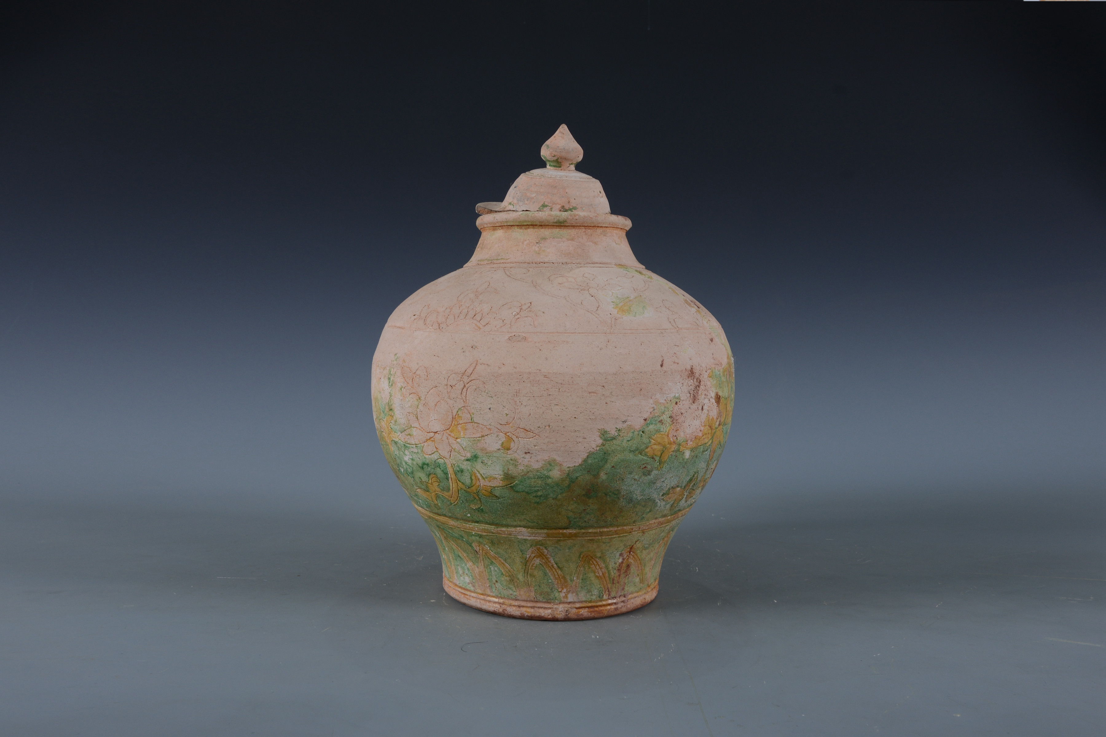 明素三彩劃花花卉紋陶蓋罐