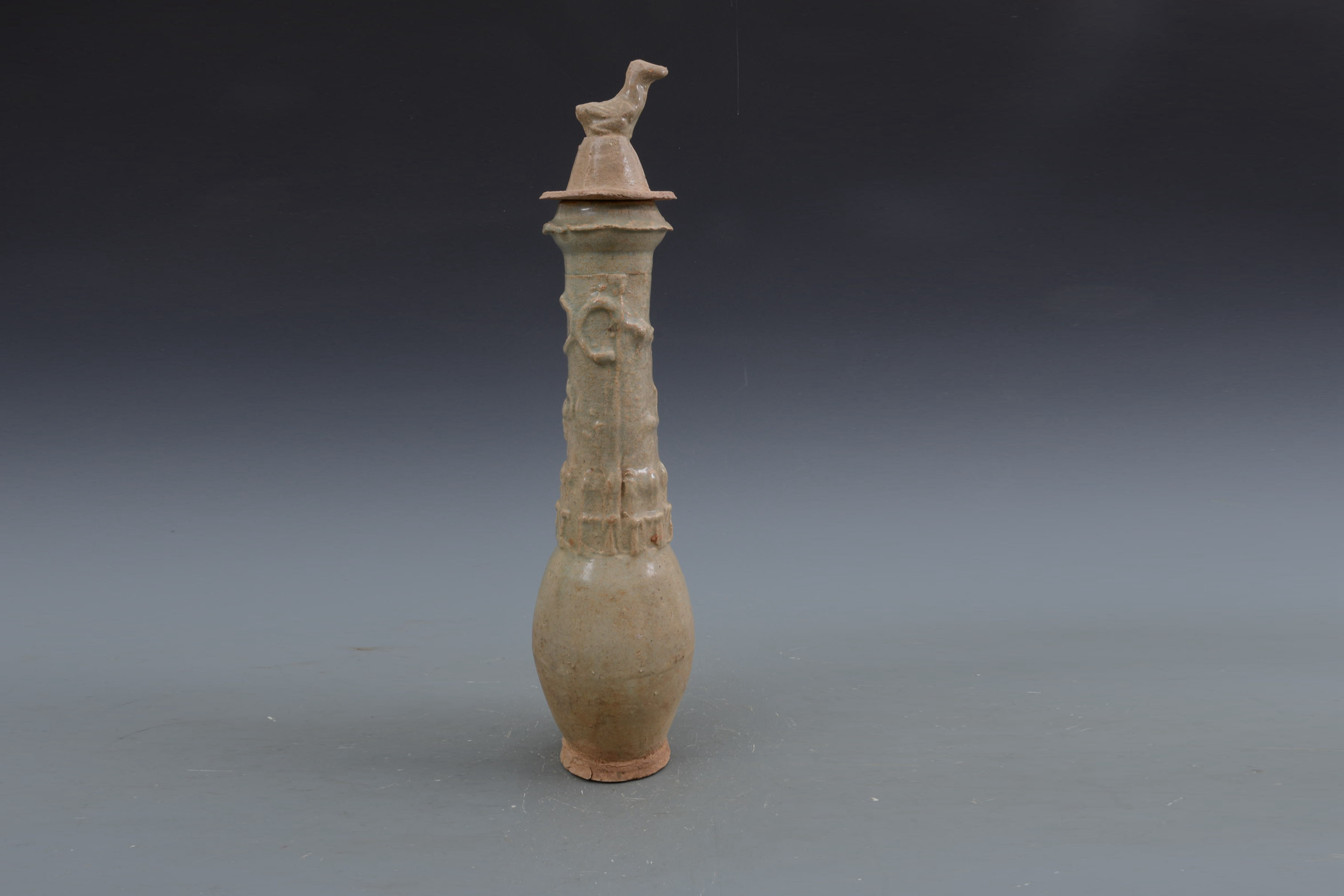 宋青釉貼塑螭龍紋帶蓋陶罐