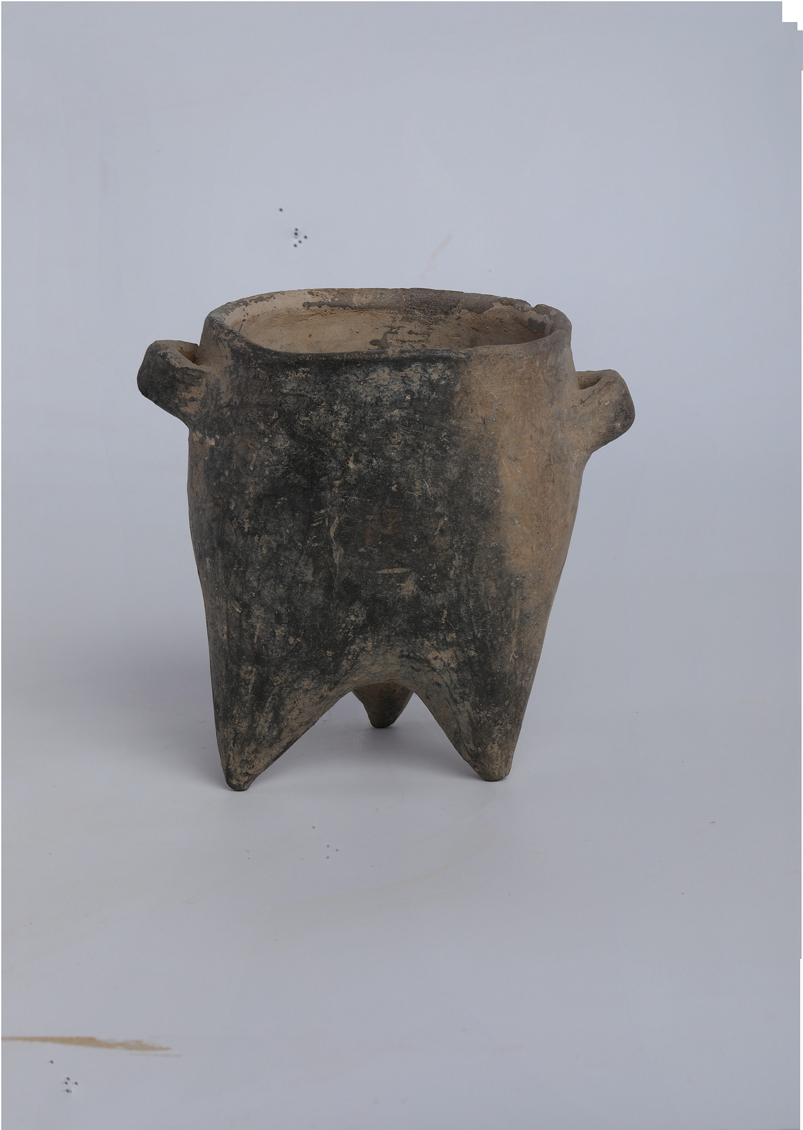 新石器時(shí)代灰陶雙耳三足鬲