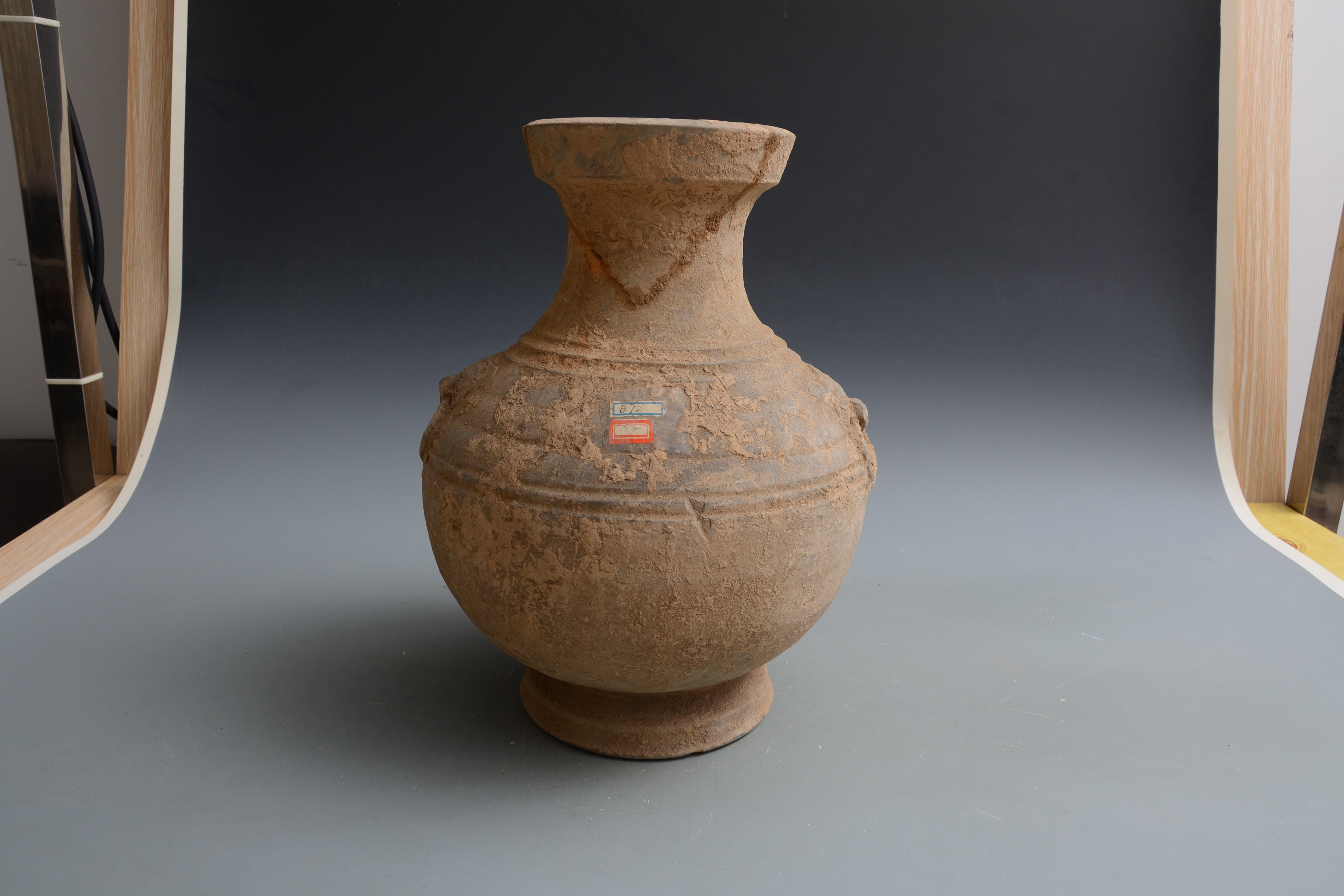 漢弦紋雙鋪首灰陶壺